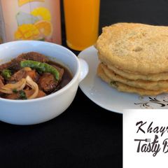 A picture of Semolina pancake with chicken and offal pepper soup.