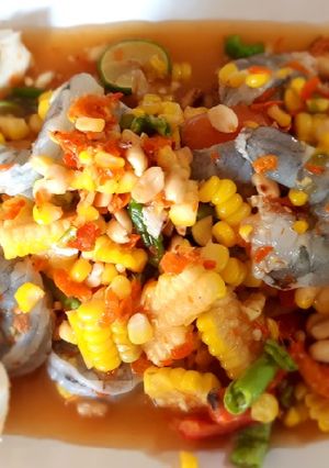 รูปของ ตำข้าวโพดไข่เค็มกุ้งสด