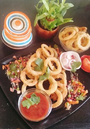 A picture of Garlic potato rings and Garlic tomato chutney.
