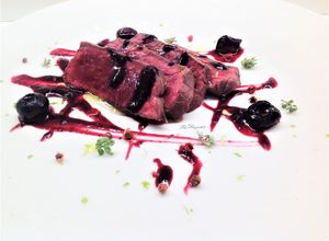 Foto di Tagliata di fassona con salsa di mirtilli