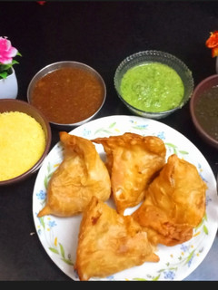 સમોસા ચાટ (Samosa Chaat Recipe In Gujarati) રેસીપી મુખ્ય ફોટો