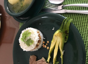 Una foto de Caldo de costilla y arroz con lentejas guisadas