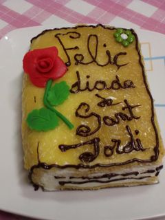 Una foto de Tarta libro,con merengue y mermelada