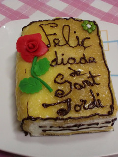 Una foto de Tarta libro,con merengue y mermelada