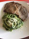 Fetuccines al pesto con bistec