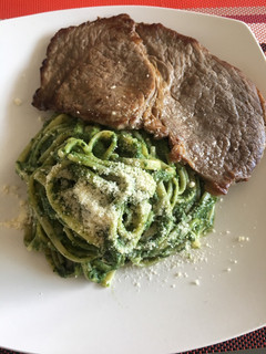 Una foto de Fetuccines al pesto con bistec