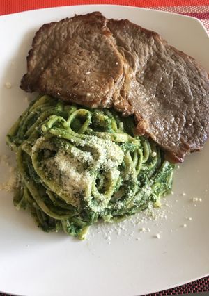 Una foto de Fetuccines al pesto con bistec