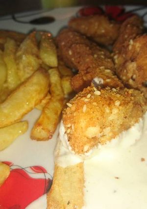 Szezámmagos csirkemellcsíkok szalmakrumplival, szósszal recept fotója
