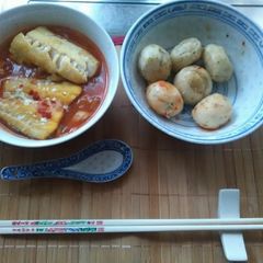 A picture of Japanse  steamed smoke haddock fillets in sake thai sweet chilli sauce japanese sticky yakiniku sauce with dough garlic balls steamed.