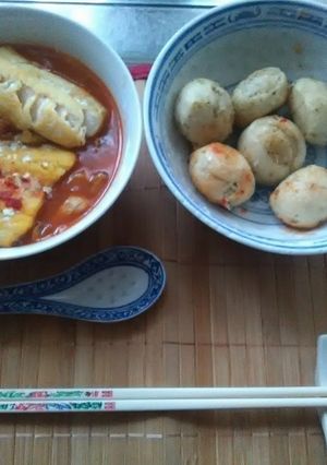 A picture of Japanse  steamed smoke haddock fillets in sake thai sweet chilli sauce japanese sticky yakiniku sauce with dough garlic balls steamed.