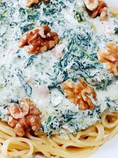 Una foto de Espaguetis con espinacas, salmón y nueces
