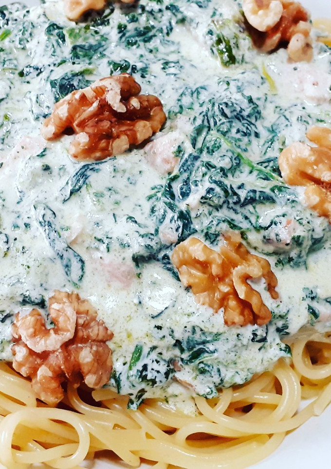 Una foto de Espaguetis con espinacas, salmón y nueces