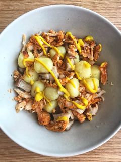 Una foto de Gnocchis con pollo y shiitake 🍄 🥔 🍗