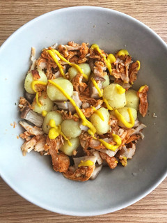 Una foto de Gnocchis con pollo y shiitake 🍄 🥔 🍗