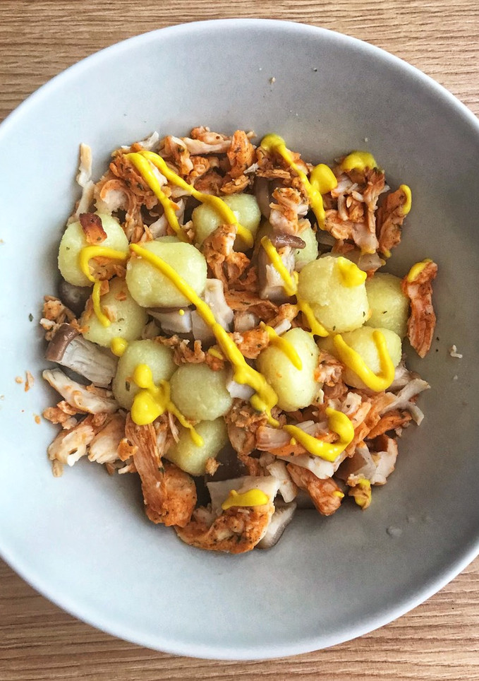 Una foto de Gnocchis con pollo y shiitake 🍄 🥔 🍗