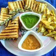 A picture of Spinach corn sandwich.
