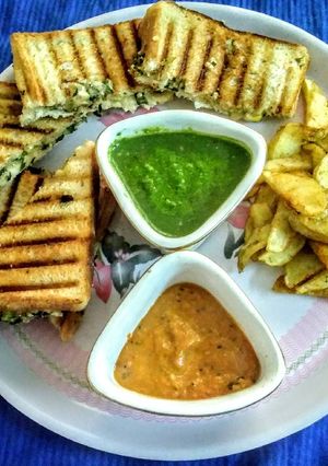A picture of Spinach corn sandwich.