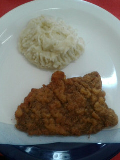 Una foto de Milanesas con puré