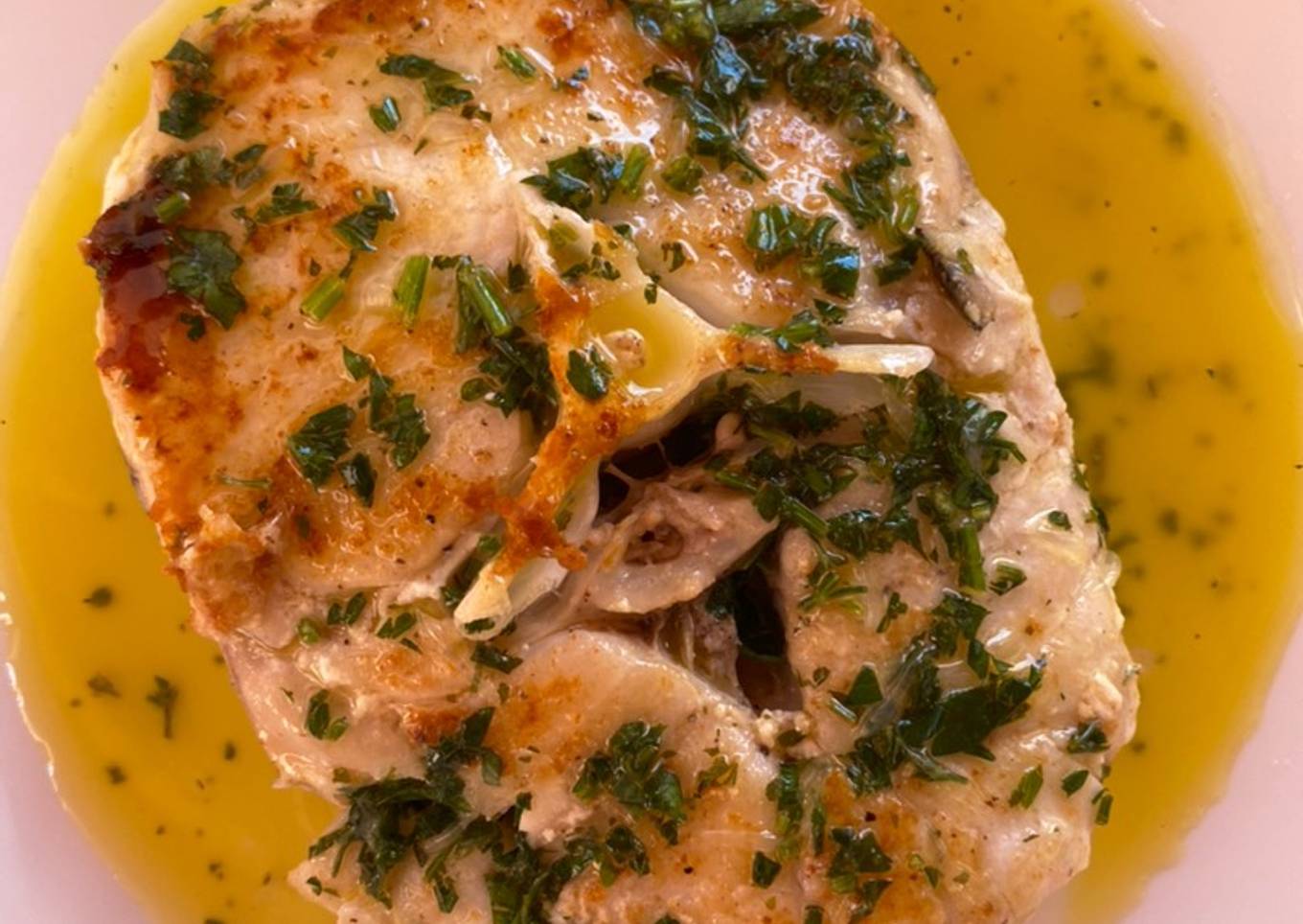 • Rodajas de merluza a la plancha con salsa verde de perejil •