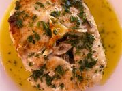 Una foto de filetes de merluza a la plancha