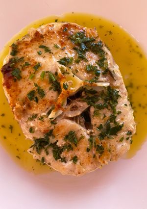 Una foto de • Rodajas de merluza a la plancha con salsa verde de perejil •