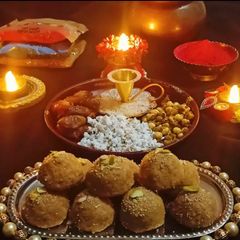 A picture of Magas laddu (besan laddu).