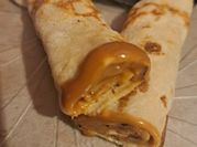 Una foto de panqueques con dulce de leche