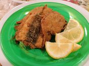 Una foto di sarde fritte