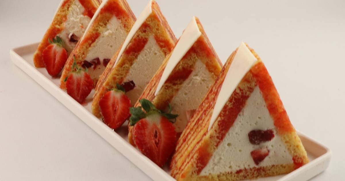 Resep Triangle Strawberry Layer oleh boladeli.id - Cookpad