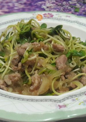 รูปของ ยอดอ่อนทานตะวันผัดหมูสับKeto#ทำขายรวย