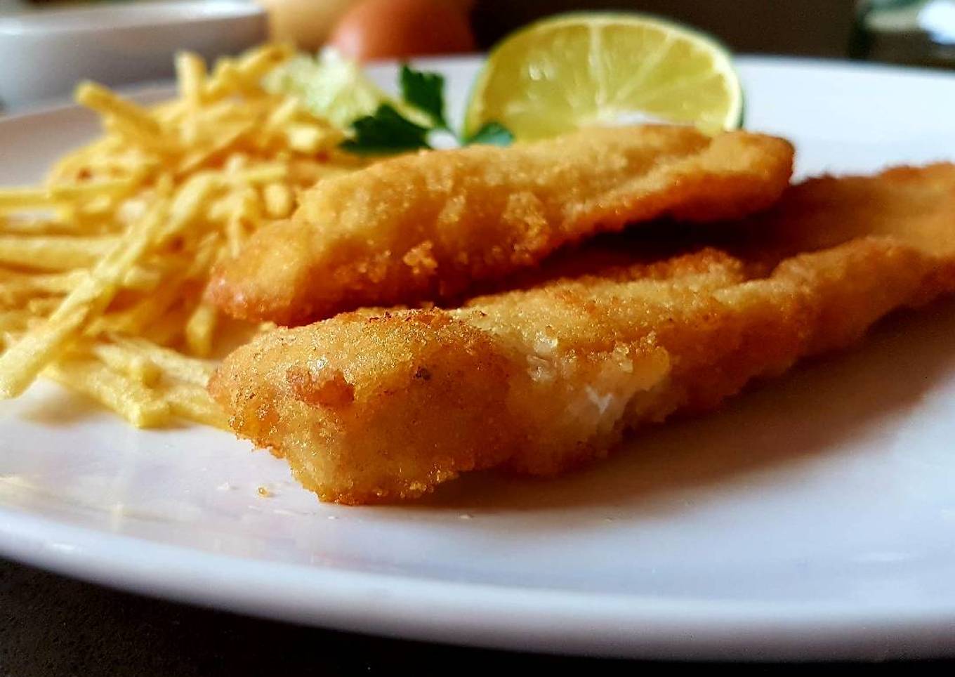 Pollo empanado al aroma de limón