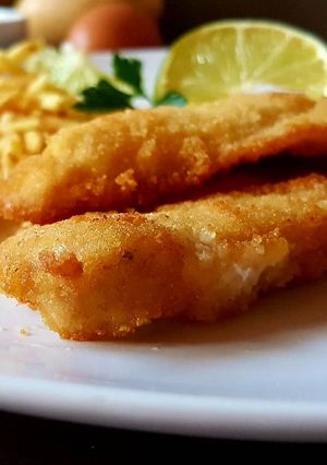 Una foto de Pollo empanado al aroma de limón