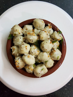 அரிசி உருண்டை (Rice balls) செய்முறை முக்கிய புகைப்படம்