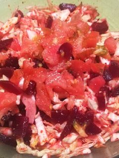 Una foto de Ensalada de col y remolacha