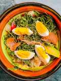 Insalata con uova e salmone al limone