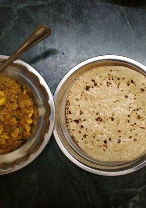 A picture of Crispy corn ki sabji with chapati.