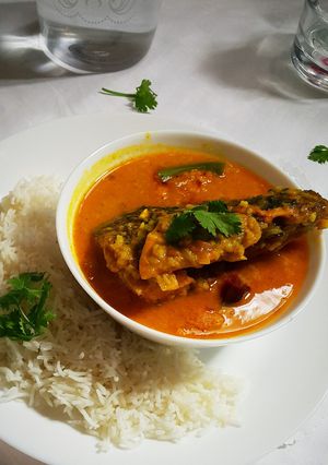 A picture of Murighonto (Fish head curry with lentil).
