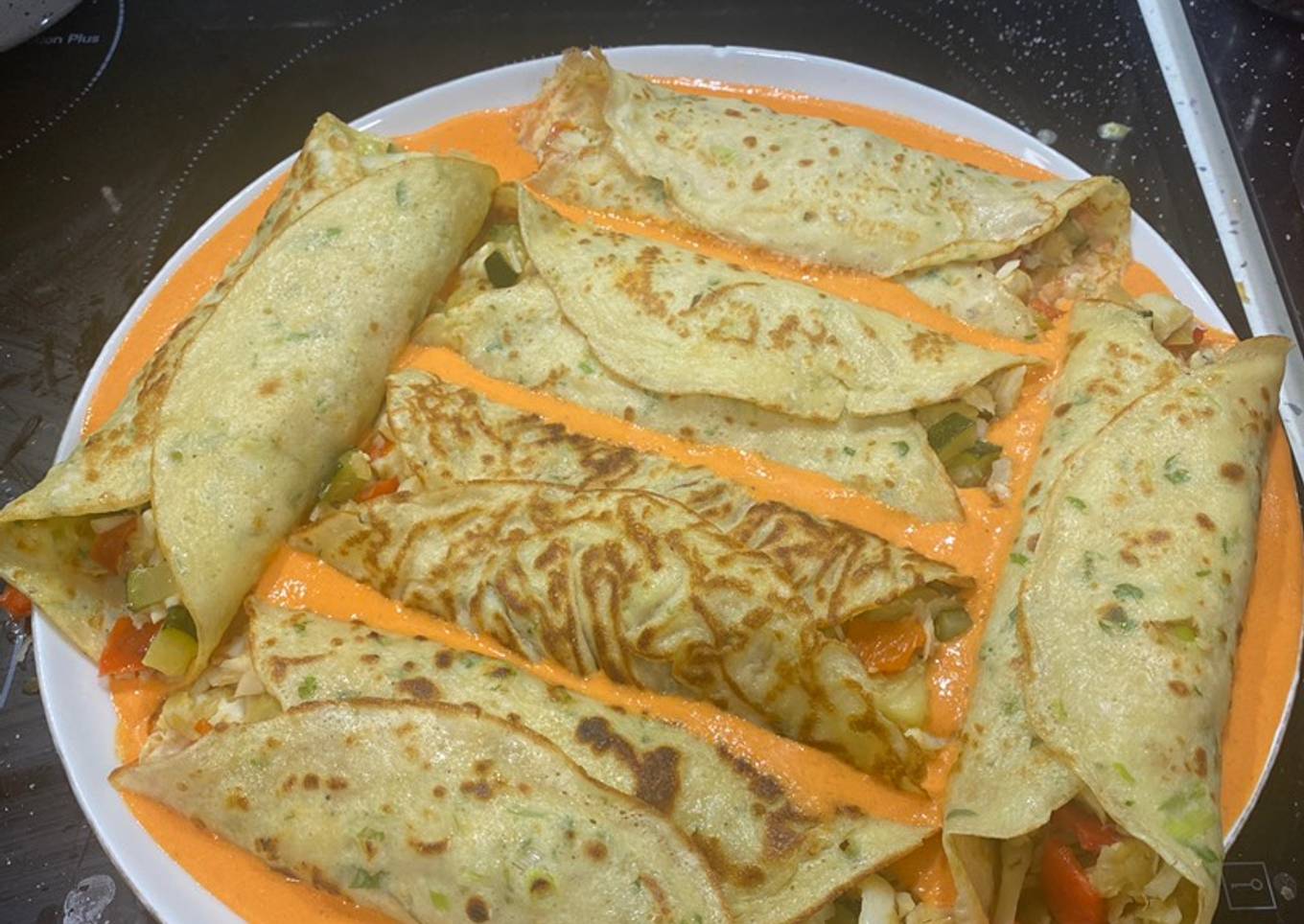 Rollitos de perejil y cebollino relleno de verdura y bacalao