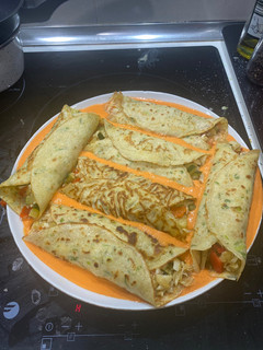 Una foto de Rollitos de perejil y cebollino relleno de verdura y bacalao