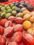 Noci dolci colorate ripiene