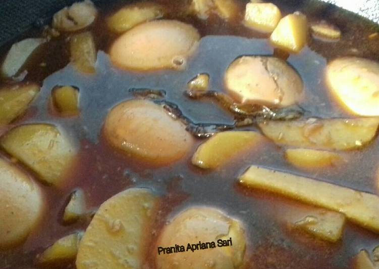 Resep Semur TeKen (telur & kentang) oleh Pranita Apriana Sari - Cookpad