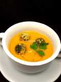 Crema de tomate con bolas de espinacas
