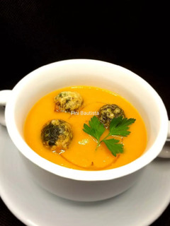 Una foto de Crema de tomate con bolas de espinacas
