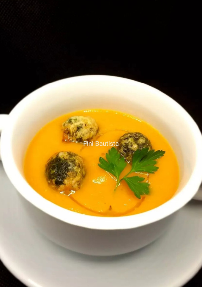 Una foto de Crema de tomate con bolas de espinacas