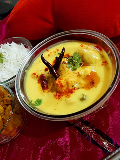 राजस्थानी कड़ी पकोडा (Rajasthani Kadhi Pakoda recipe in hindi) रेसिपी मुख्य फोटो