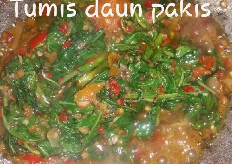 Tumis daun pakis/paku pedas