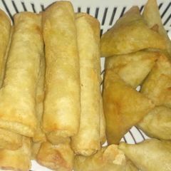A picture of Samosa and spring rolls.