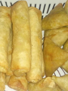 A picture of Samosa and spring rolls.