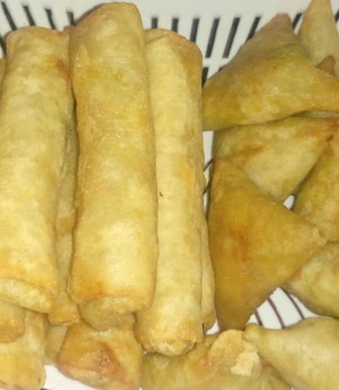 A picture of Samosa and spring rolls.