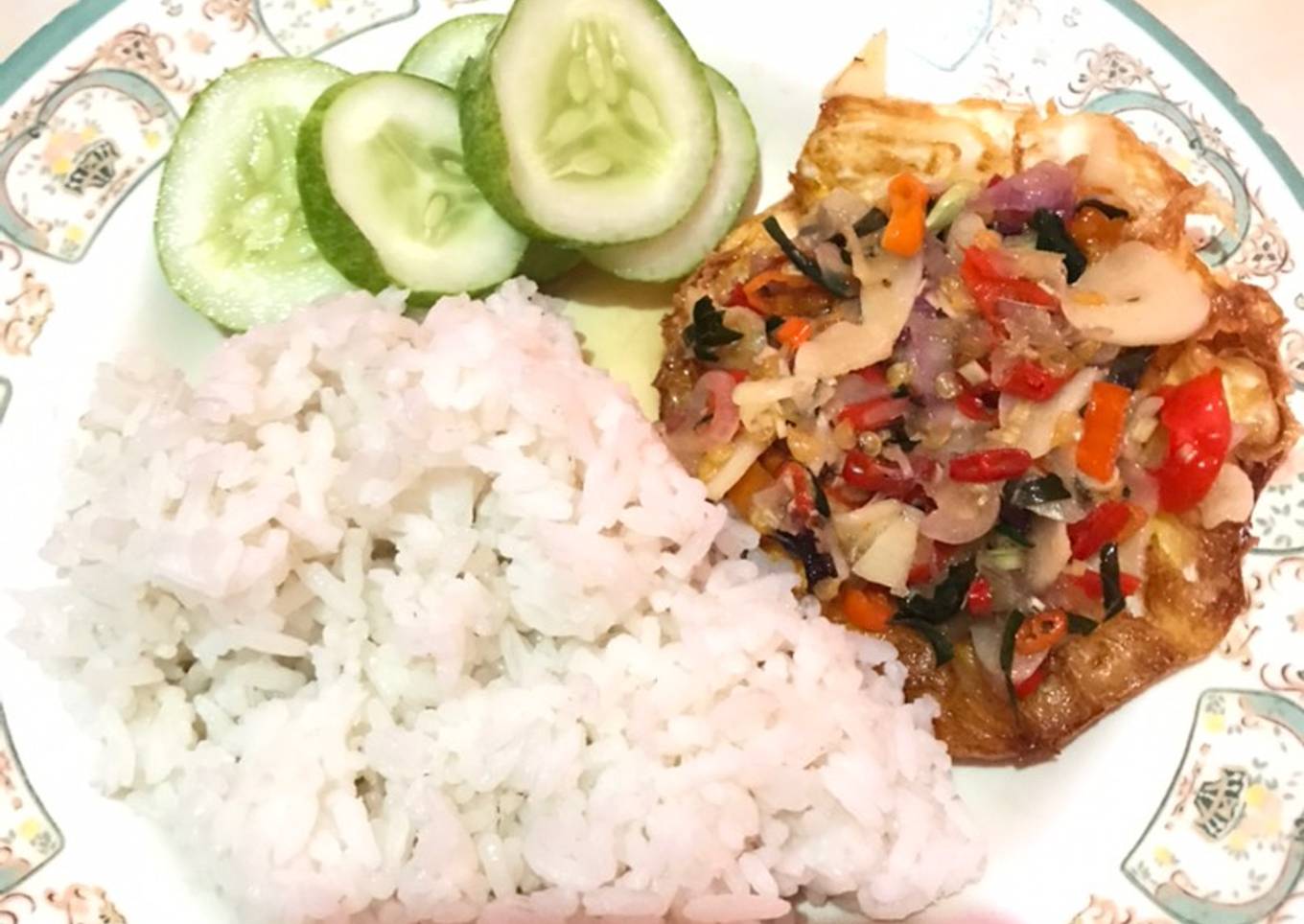 Telur goreng dengan sambal matah